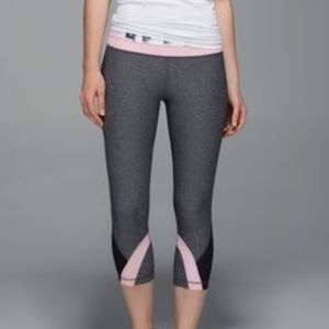 EUC Lululemon run inspire crop II gray & pink sz10